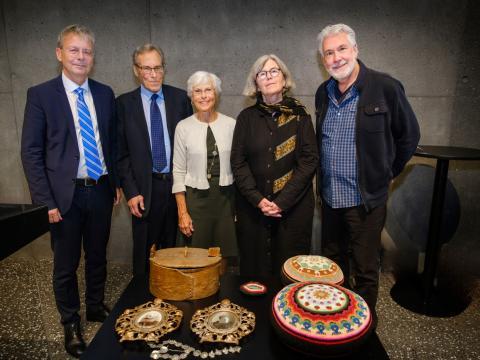 Fulltrúar Háskóla Íslands og afkomendur Helgu Steinvarar og Aðalbjargar og Þórarins Guðna við afhendingu gjafanna í Veröld - húsi Vigdísar. Frá vinstri: Jón Atli Benediktsson, Oskar Sigvaldason, Alda Sigvaldason, Birna Bjarnadóttir og Steve Stephens. MYND/Kristinn Ingvarsson